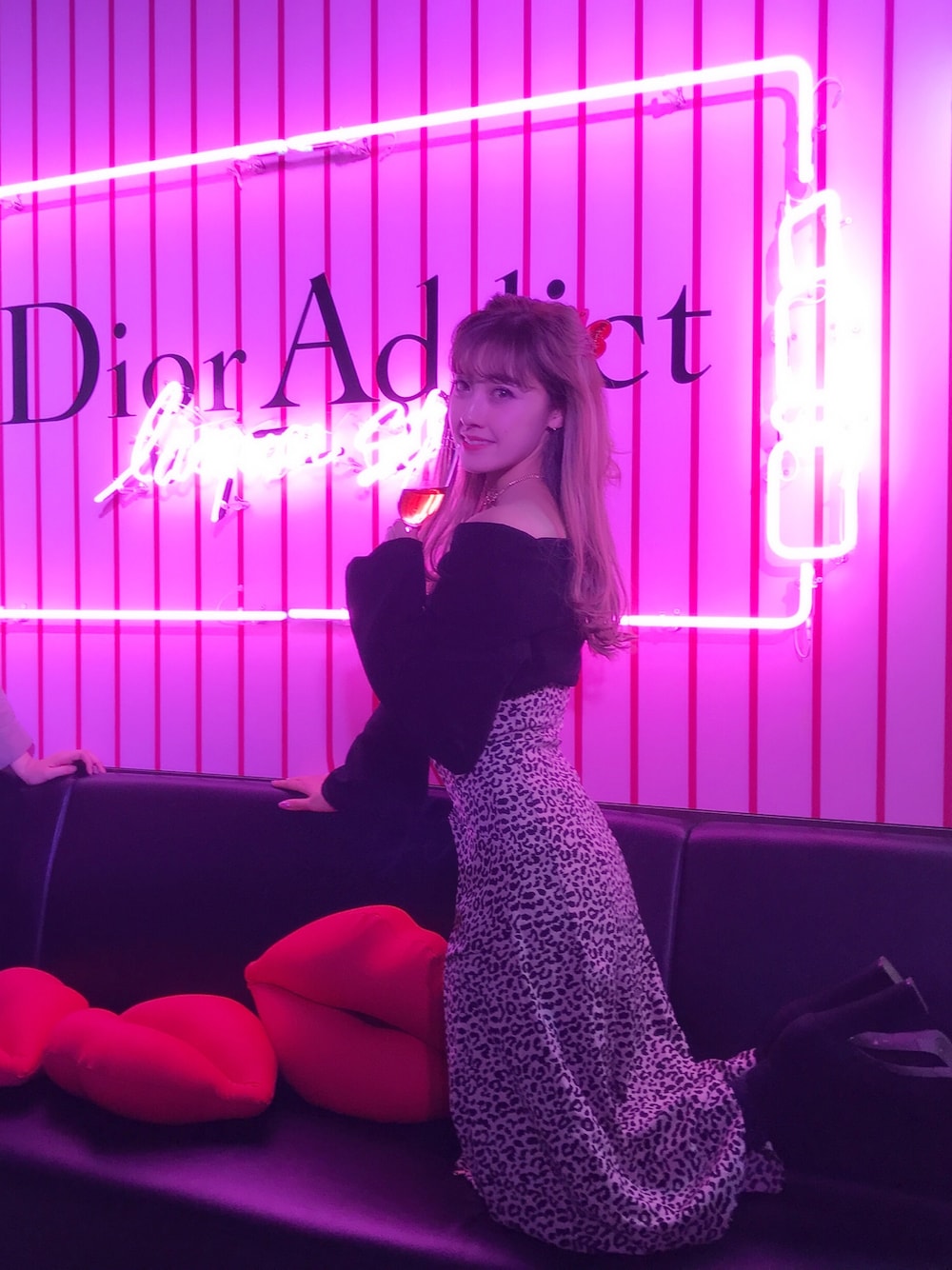 その他のスカート、ブラック系のブーツ、ブラック系のニット/セーターを着用したレディースの春コーディネートの1枚目の写真