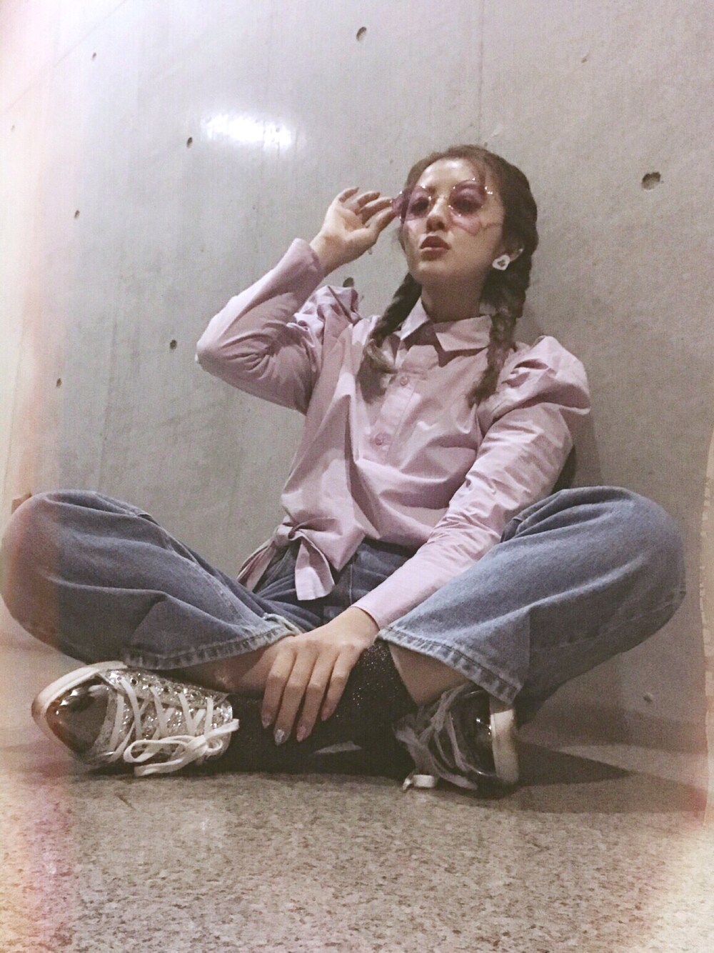 ブルー系のデニムパンツ、ピンク系のシャツ/ブラウスを着用したレディースの春コーディネートの1枚目の写真