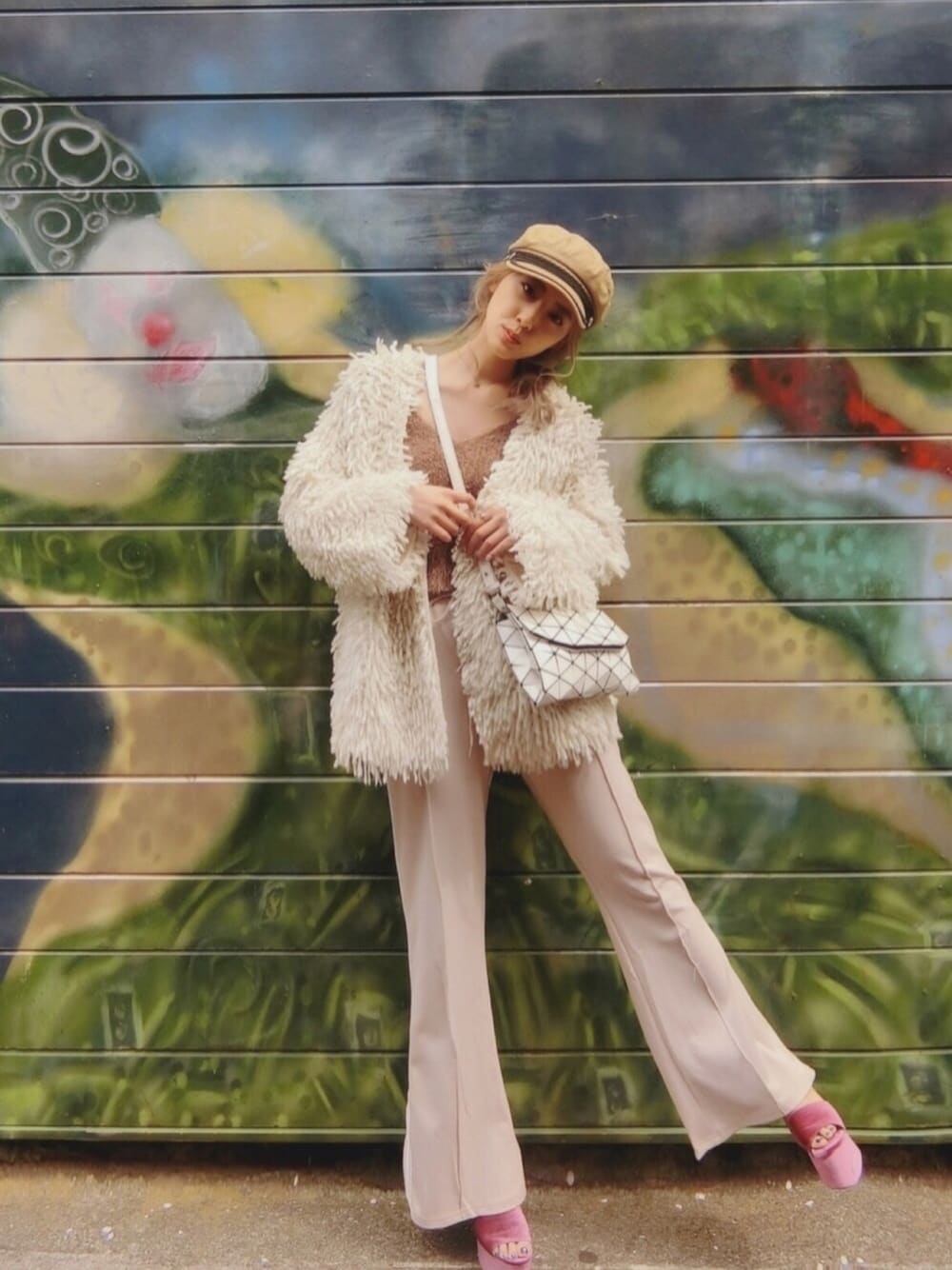 ベージュ系のその他パンツ、ピンク系のサンダル、ホワイト系のカーディガン/ボレロを着用したレディースの春コーディネートの1枚目の写真