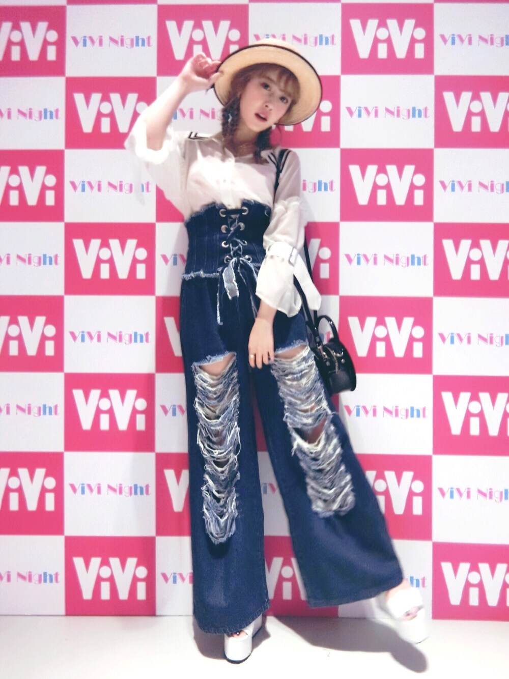 ブルー系のデニムパンツ、ホワイト系のサンダル、ホワイト系のトップスを着用したレディースの春コーディネートの1枚目の写真