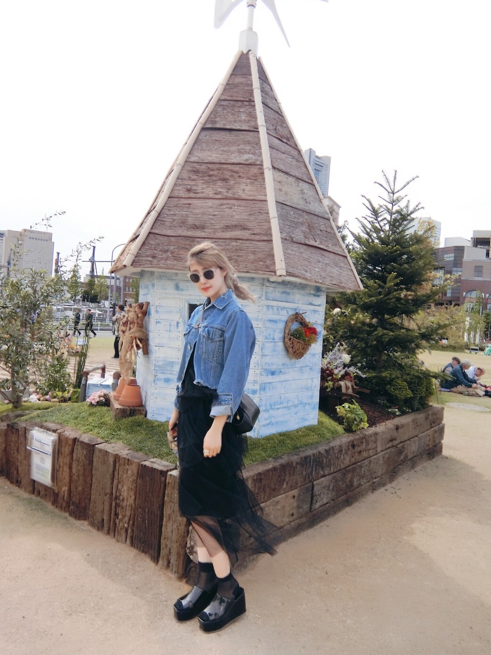 ブラック系のサンダル、ブラック系のワンピース、ブラック系のショルダーバッグを着用したレディースの春コーディネートの1枚目の写真