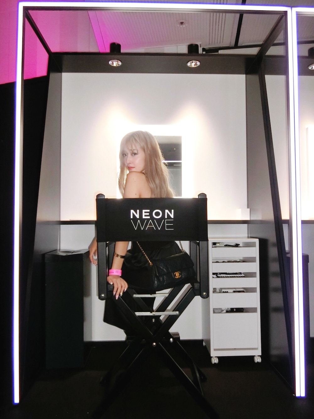 ブラック系のバッグを着用したレディースの夏コーディネートの1枚目の写真