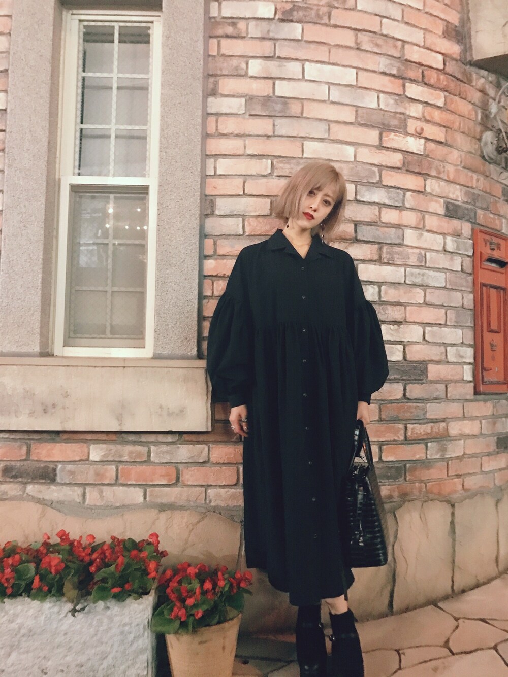 「シンプルコーデ、秋コーデ、ラクチンコーデ、black、古着、ワンピース、EMODA、カジュアルコーデ」｜「古着のアイテム（ワンピース/ドレス、ブラック系）」を使った、夏焼雅さん（レディース・160cm）の秋コーディネートの1枚目の写真