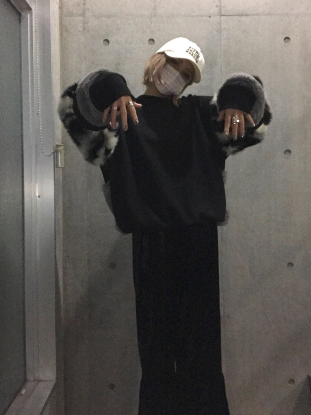 「wearhalloween2017、halloween、black、ファー、MUSE、キャップ、WC」｜「WCのWC/マーメイドベロアパンツ（その他パンツ、ブラック系）」を使った、夏焼雅さん（レディース・160cm）の秋コーディネートの1枚目の写真