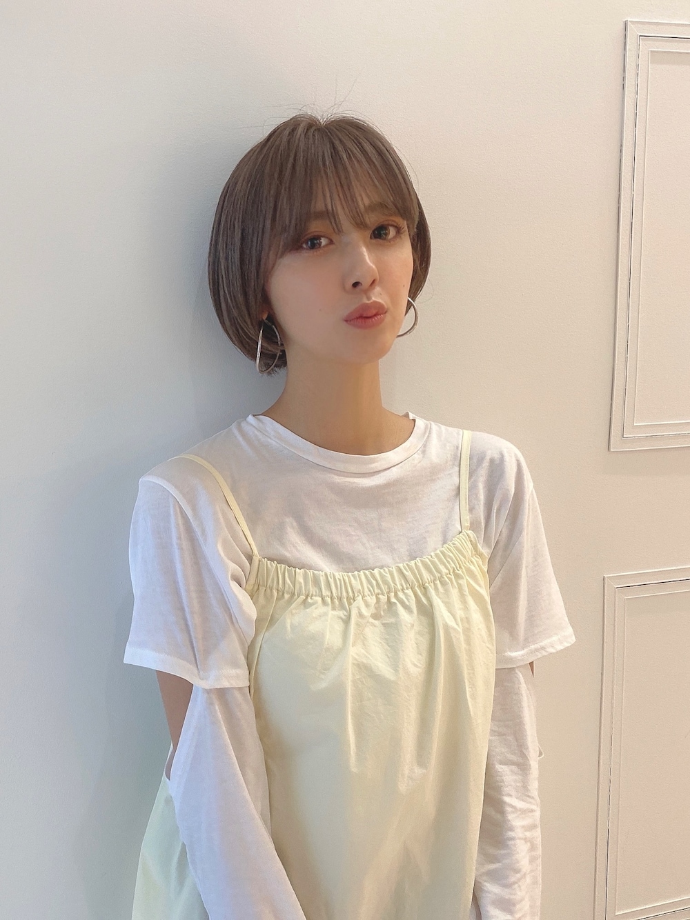 ホワイト系のTシャツ/カットソー、ホワイト系のワンピースを着用したレディースの夏コーディネートの1枚目の写真