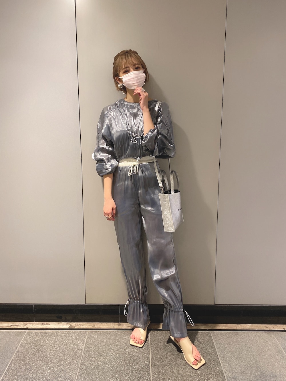 ブルー系のシャツ/ブラウス、ブルー系のパンツ、ベージュ系のサンダルを着用したレディースの夏コーディネートの1枚目の写真