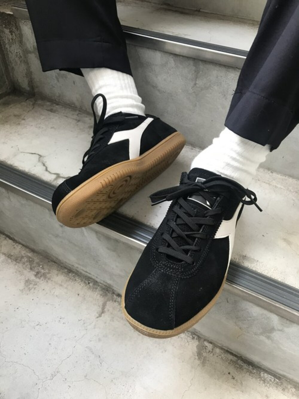 「スニーカー、大人カジュアル、スニーカーコーデ、メンズライク、TOKYO、タイムセール、スニーカー×靴下、diadora、秋冬コーデ、ディアドラ」｜「DIADORAのTOKYO（スニーカー、ブラック系）」を使った、龍馬さん（メンズ・172cm）の秋コーディネートの1枚目の写真
