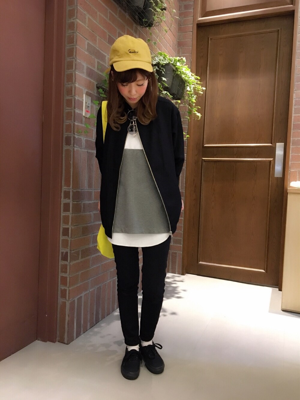 ブラック系のジャケット/アウター、ブラック系のTシャツ/カットソー、ホワイト系のタンクトップを着用したレディースの春コーディネートの1枚目の写真