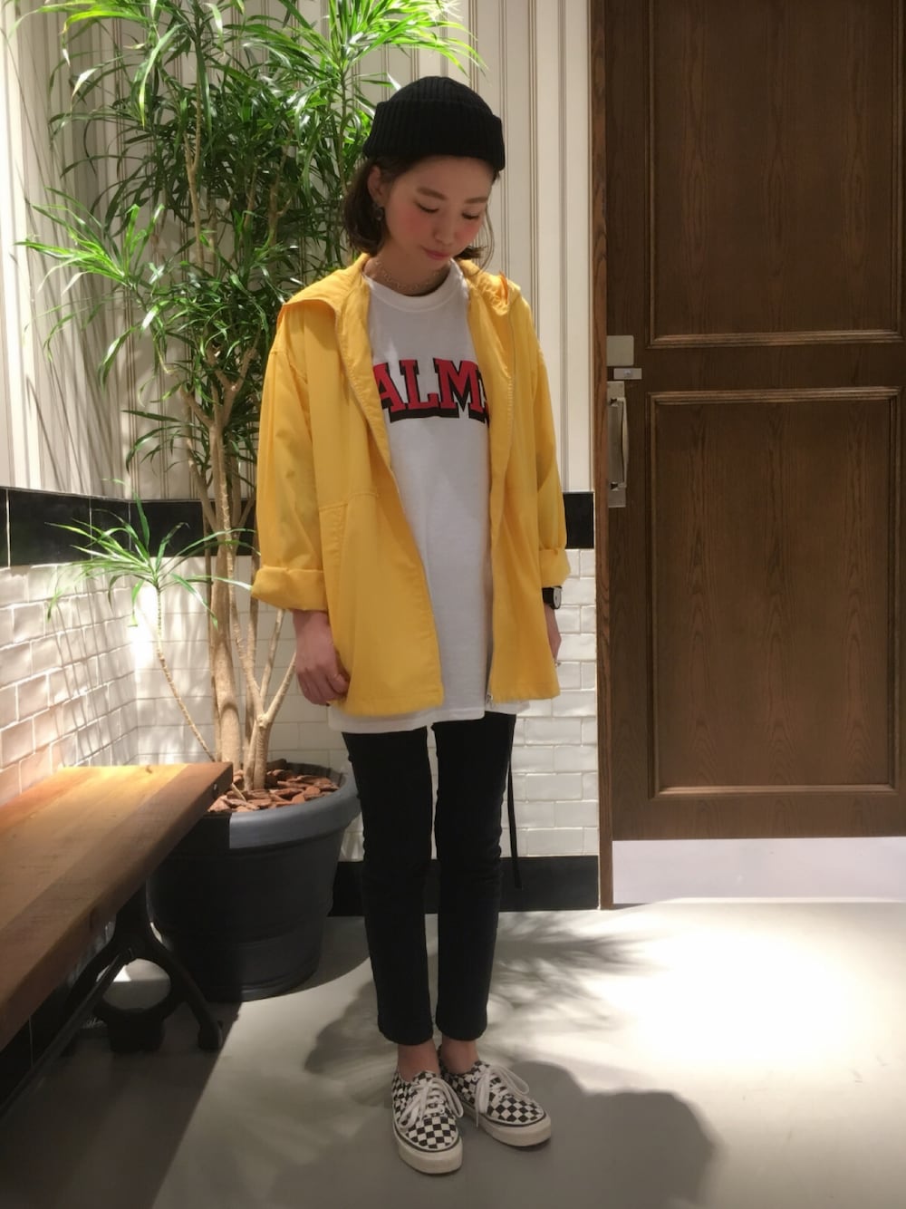 ホワイト系のTシャツ/カットソー、イエロー系のその他アウター、ブラック系のニットキャップ/ビーニーを着用したレディースの春コーディネートの1枚目の写真