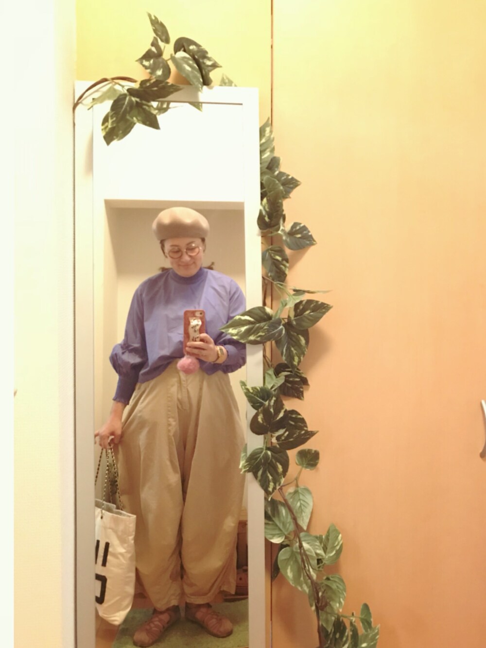 「秋服準備はじめました、秋服、シンプルコーデ、秋コーデ、パンツスタイル、帽子、ベレー帽、ベージュ、casselini、通勤コーデ」｜「RoBertideaのロベルト・イデア（ハンチング/ベレー帽、ブラウン系）」を使った、えちご屋さん（レディース・168cm）の秋コーディネートの1枚目の写真