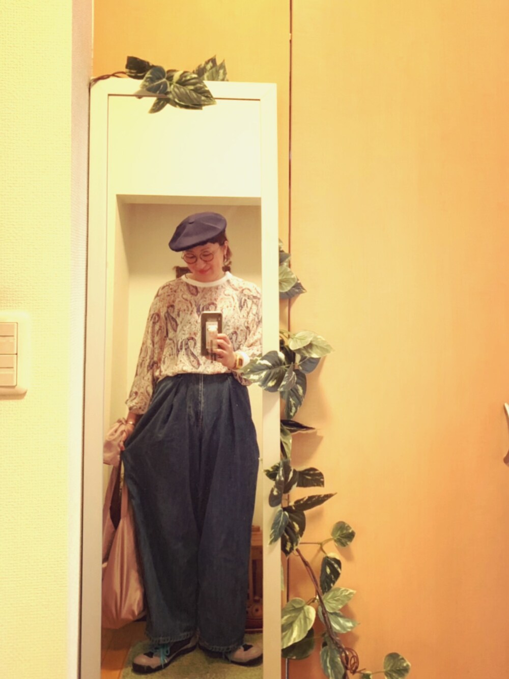 「シンプル、カジュアルコーデ、今日のコーデ、デニム、帽子、KANGOL、ペイズリー柄、仕事着、Danner、雨の日コーデ」｜「KANGOLのKANGOL・TROPIC GALAXY（ハンチング/ベレー帽、ブルー系）」を使った、えちご屋さん（レディース・168cm）の秋コーディネートの1枚目の写真