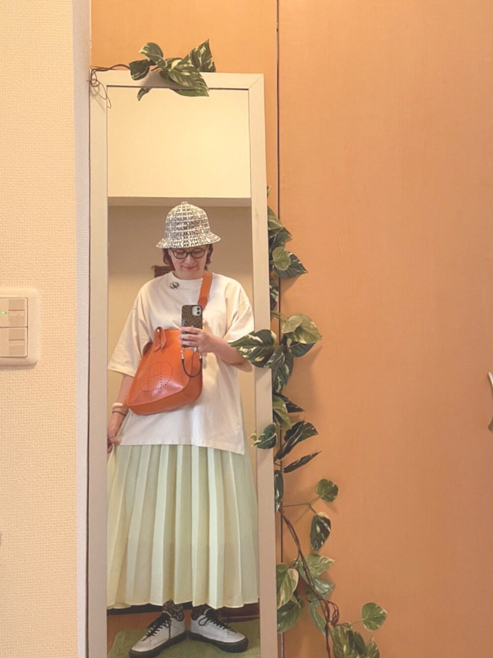 「シンプルコーデ、ゆるコーデ、カジュアル、スカート、帽子、KANGOL、ライムグリーン、VANS、スニーカー、HERMES」｜「KANGOLのアイテム（帽子、ホワイト系）」を使った、えちご屋さん（レディース・168cm）の春コーディネートの1枚目の写真