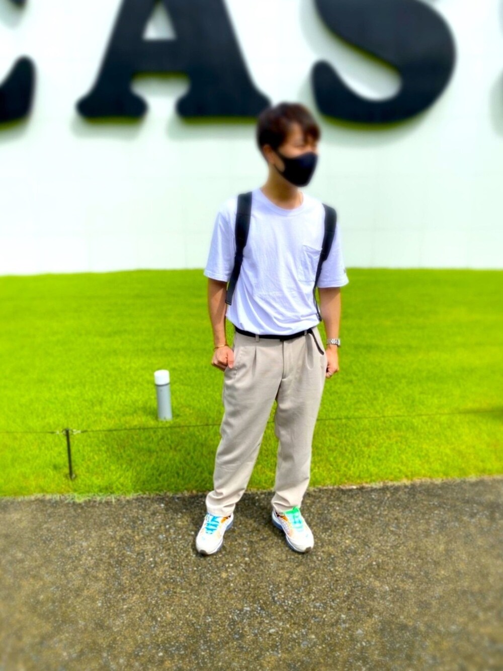 「タックイン、大人カジュアル、ベージュコーデ」｜「Mark Gonzalesのアイテム（Tシャツ/カットソー、ホワイト系）」を使った、Kyo'heyさん（メンズ・164cm）の秋コーディネートの1枚目の写真