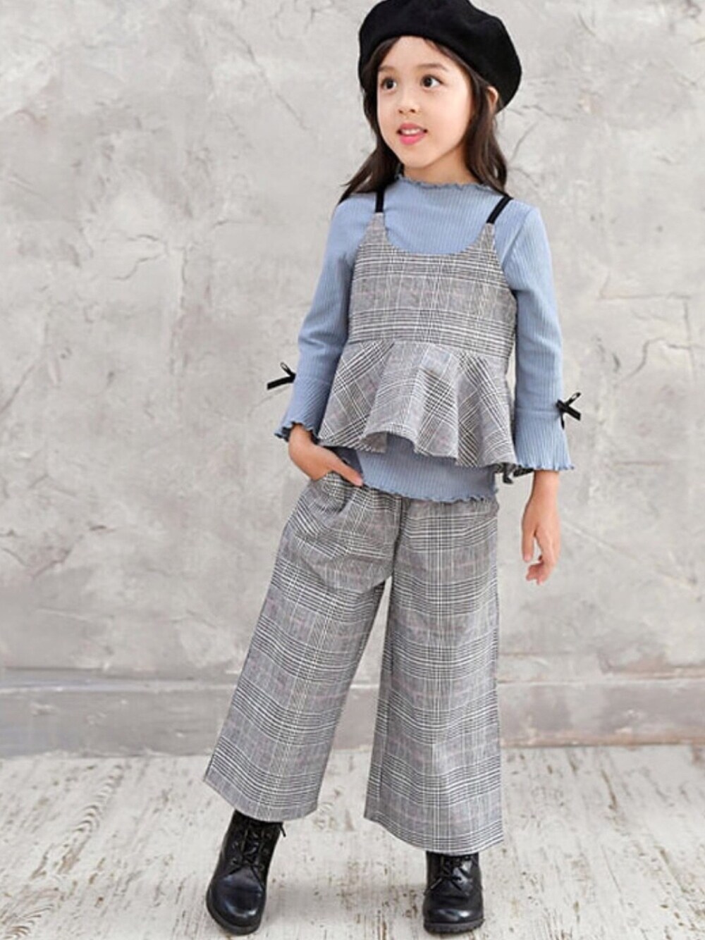 「セットアップ、プチプラ、子供服、韓国子供服、プチプラコーデ、女の子、キッズファッション、おしゃれさんと繋がりたい、子供服Bee、韓国子供服bee」｜「韓国子供服Beeのアイテム（セットアップ、グレー系）」を使った、子供服Beeさん（キッズ・110cm）の夏コーディネートの1枚目の写真