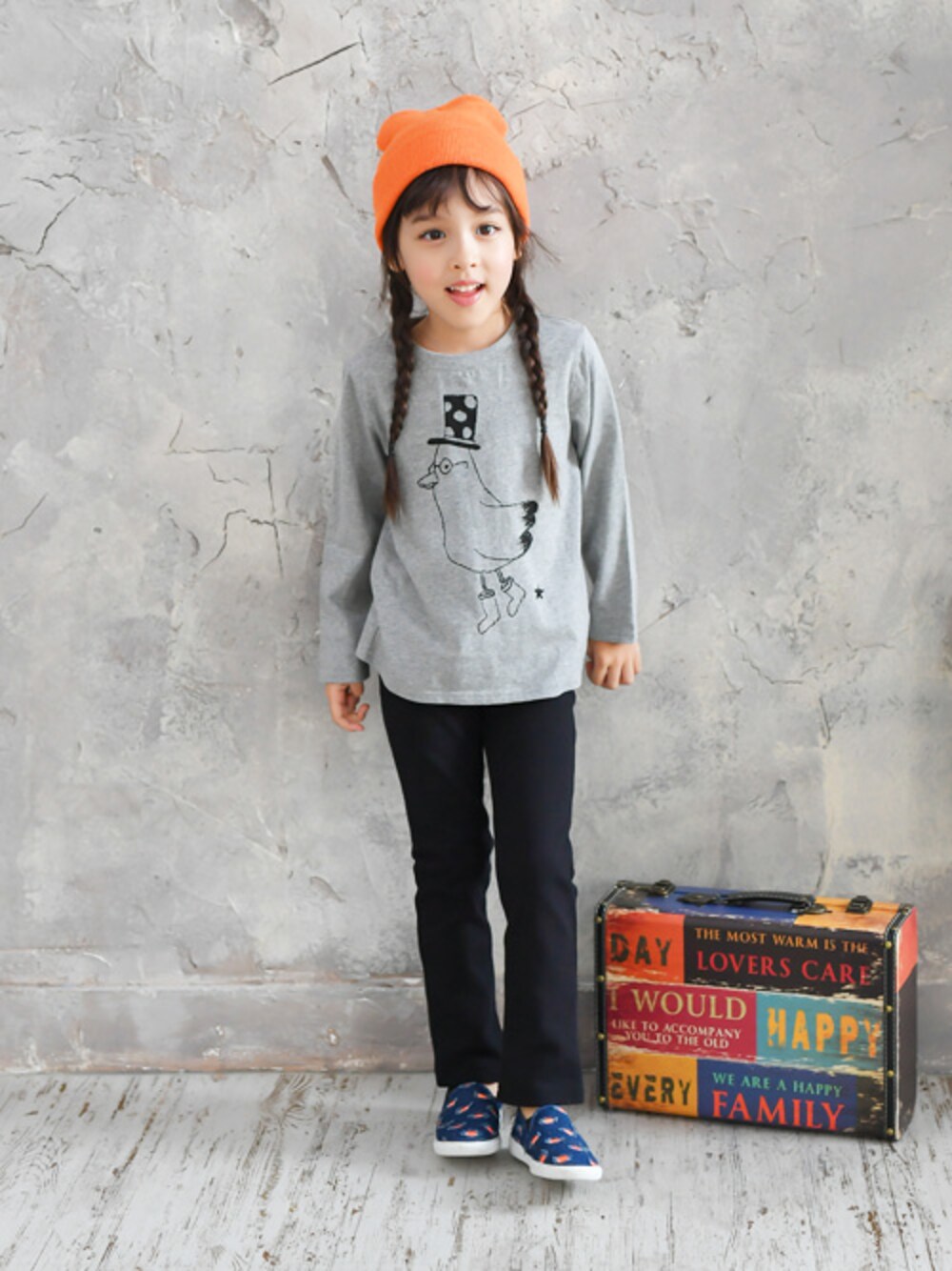 「カジュアル、シンプル、モノトーン、プチプラ、キッズコーデ、韓国子供服、プリントT、女の子、子供服Bee、韓国子供服bee」｜「長袖トップス（Tシャツ/カットソー、グレー系）」を使った、子供服Beeさん（キッズ・110cm）の秋コーディネートの1枚目の写真