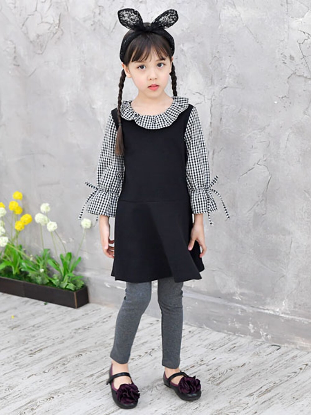 ブラック系のワンピース、グレー系のその他パンツを着用したキッズの秋コーディネートの1枚目の写真