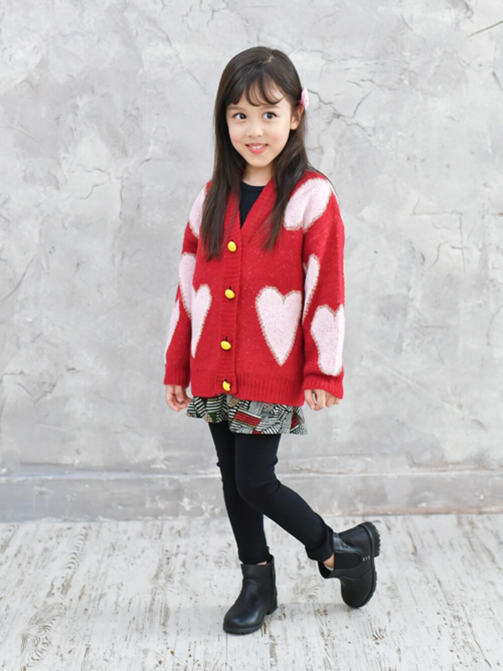 レッド系のカーディガン/ボレロ、ブラック系のレギンス/スパッツを着用したキッズの秋コーディネートの1枚目の写真