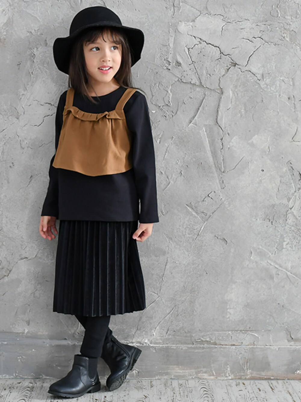 「#秋服、#カットソー、＃子供服」｜「Bee des Beeのレイヤード風トップス（Tシャツ/カットソー、ブラウン系）」を使った、子供服Beeさん（キッズ・110cm）の秋コーディネートの1枚目の写真