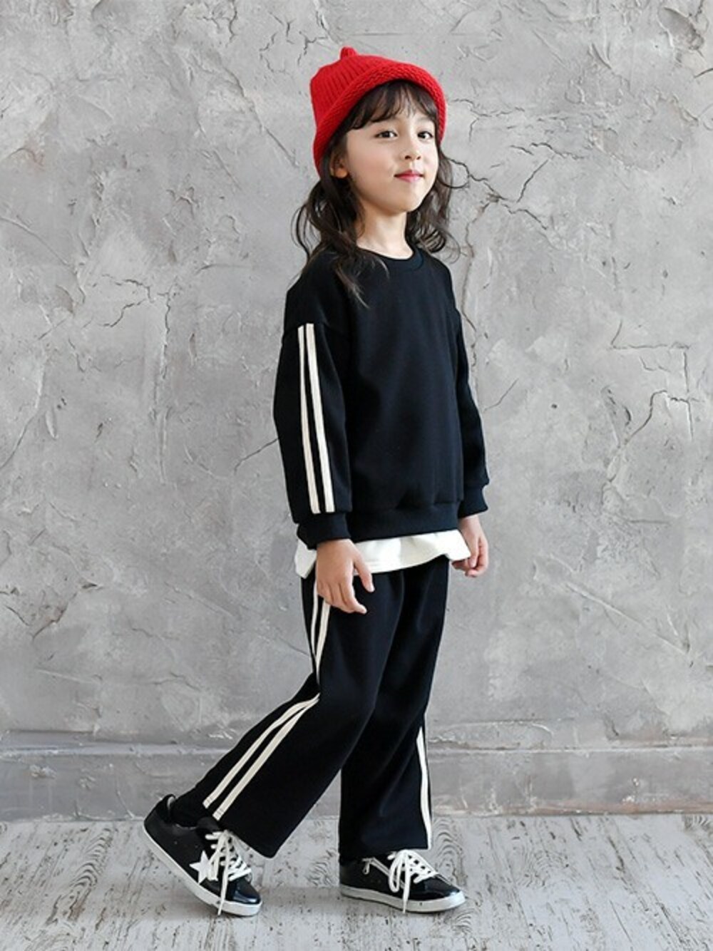 「重ね着、ブラック、ワントーンコーデ、スポーツミックス、キッズコーデ、韓国子供服、男の子、女の子、秋冬コーデ、子供服Bee」｜「Bee des Beeの【裏起毛】ライン入り　セットアップ（パーカー、ブラック系）」を使った、子供服Beeさん（キッズ・110cm）の秋コーディネートの1枚目の写真