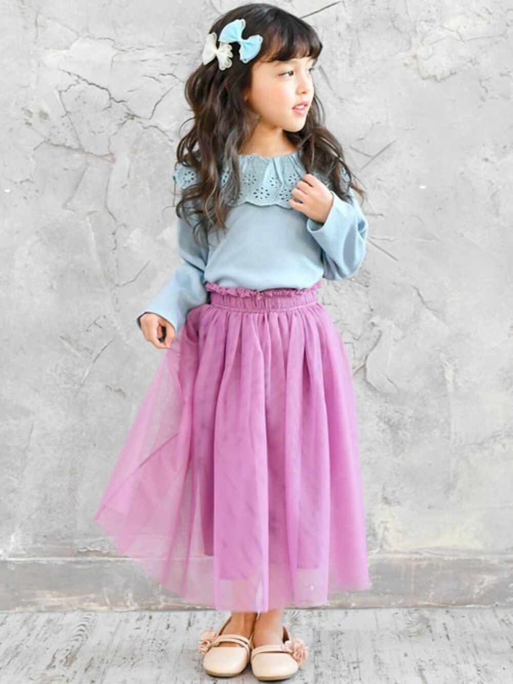 「#レース、#春コーデ、#キッズコーデ、#カットソー、#スカラップ、＃子供服Bee、＃子供服、＃春トップス」｜「Bee des Beeの長袖トップス（Tシャツ/カットソー、ブルー系）」を使った、子供服Beeさん（キッズ・110cm）の冬コーディネートの1枚目の写真