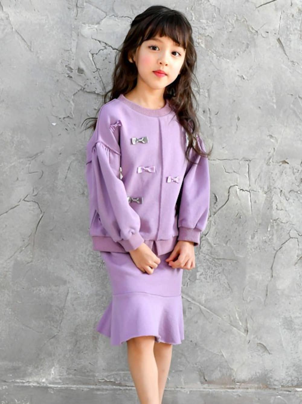 「#セットアップ、＃タイトスカート、#トレーナー、#春コーデ、#キッズコーデ、#リボン、＃子供服Bee」｜「Bee des Beeのフロントリボントップス×裾切替えフレアSKセット（Tシャツ/カットソー、パープル系）」を使った、子供服Beeさん（キッズ・110cm）の春コーディネートの1枚目の写真