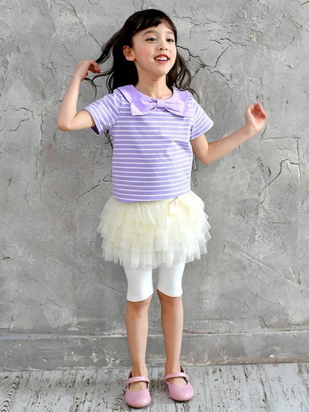 「＃ボーダー、#夏、#カジュアル、#Tシャツ、#マリン、#キッズコーデ、#リボン、＃子供服Bee、＃子供服」｜「Bee des Beeのマリンボーダー半袖Ｔシャツ（Tシャツ/カットソー、パープル系）」を使った、子供服Beeさん（キッズ・110cm）の春コーディネートの1枚目の写真