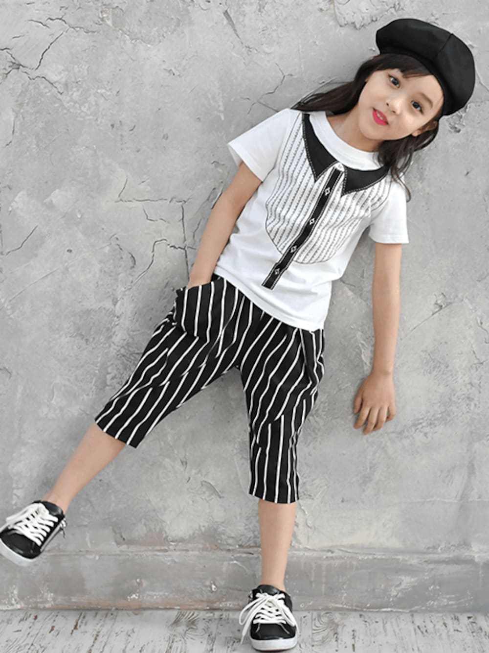 ホワイト系のTシャツ/カットソー、ブラック系のその他パンツを着用したレディースの夏コーディネートの1枚目の写真