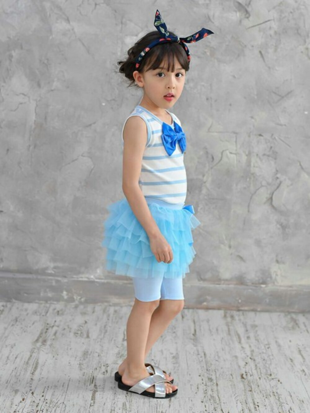 「#kids、#リボン、#女の子コーデ、＃子供服Bee、＃子供服」｜「Bee des Beeの肩フリルノースリーブ（Tシャツ/カットソー、ブルー系）」を使った、子供服Beeさん（キッズ・112cm）の夏コーディネートの1枚目の写真