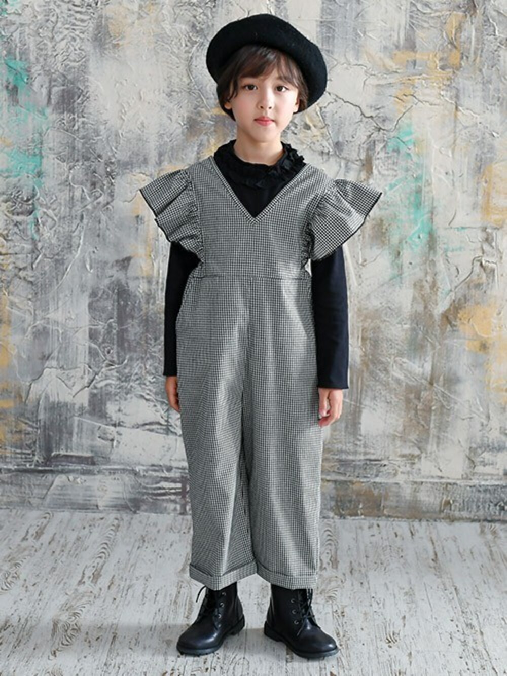 「#チェック、#サロペット、#キッズコーデ、#秋コーデ、＃子供服Bee、＃子供服」｜「Bee des BeeのVネックオールインワン（サロペット/オーバーオール、ブラック系）」を使った、子供服Beeさん（キッズ・120cm）の秋コーディネートの1枚目の写真