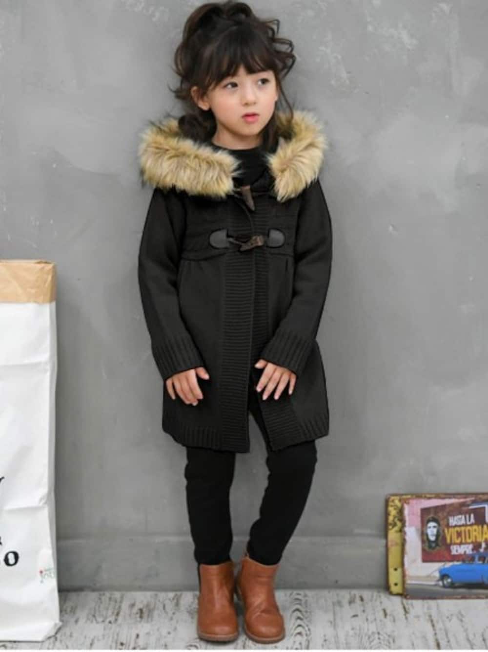 「ニット、ニットコート、子供服、かわいい、子供服Bee」｜「Bee des Beeのファー付き　ニットコート（その他アウター、ブラック系）」を使った、子供服Beeさん（キッズ・113cm）の秋コーディネートの1枚目の写真