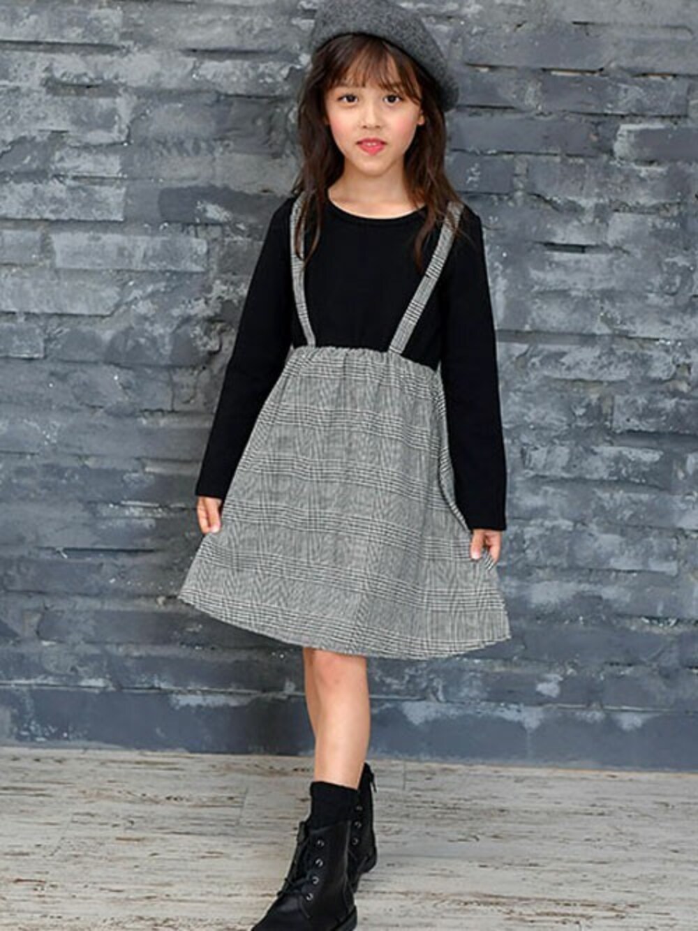 「ワンピース、kids、bee、子供服Bee」｜「Bee des Beeの重ね着風ワンピース（ワンピース、ブラック系）」を使った、子供服Beeさん（キッズ・117cm）の秋コーディネートの1枚目の写真