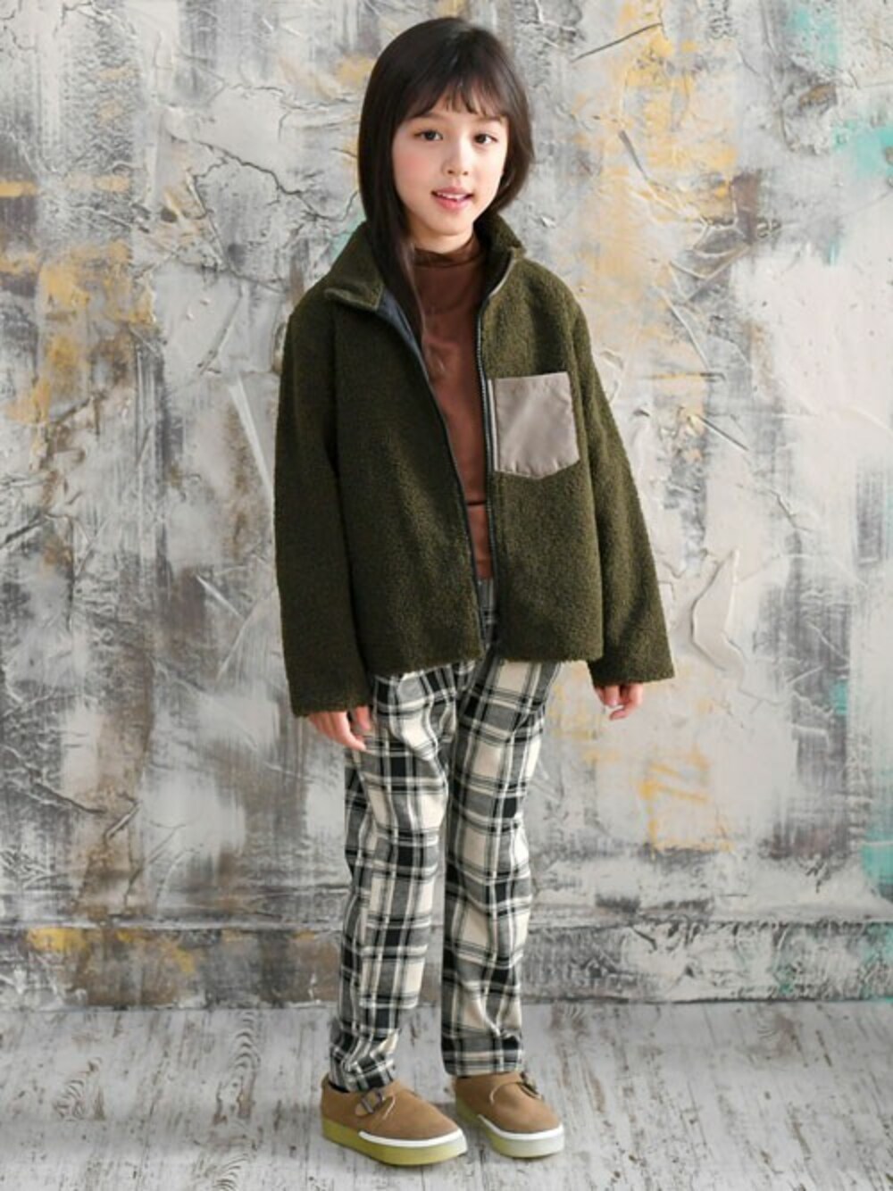 「タートルネック、キッズコーデ、韓国子供服、ボアブルゾン、子供服Bee」｜「Bee des Beeの総柄テーパードパンツ（その他パンツ、ベージュ系）」を使った、子供服Beeさん（キッズ・119cm）の冬コーディネートの1枚目の写真