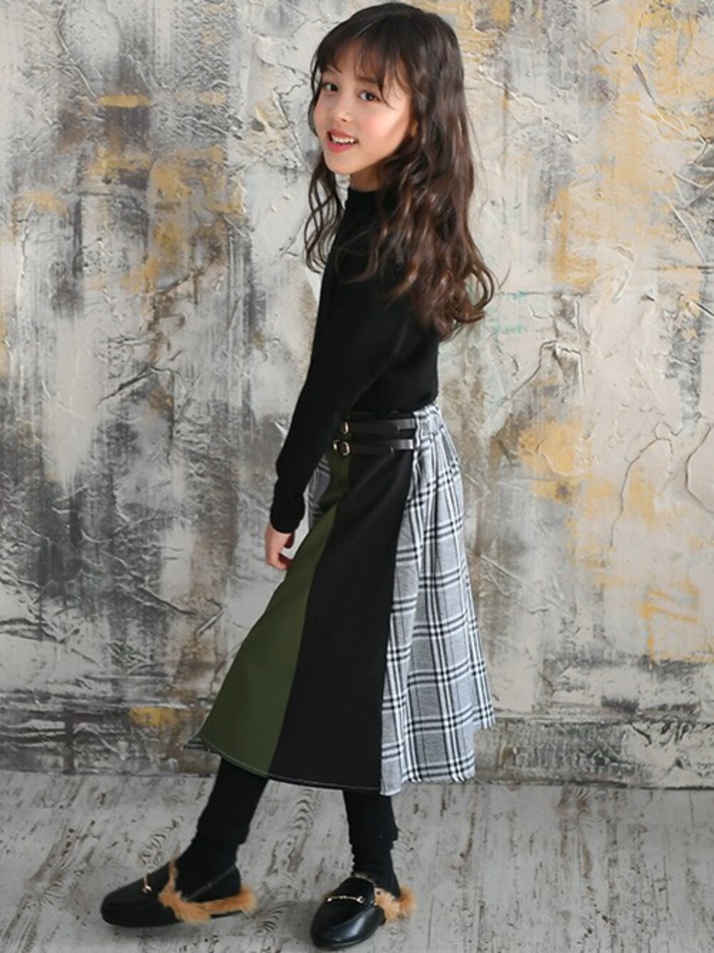 「#チェック、＃スカート、#カジュアル、#キッズコーデ、＃子供服Bee、#冬コーデ、＃子供服」｜「Bee des Beeのアシンメトリースカート（スカート、グリーン系）」を使った、子供服Beeさん（キッズ・119cm）の冬コーディネートの1枚目の写真