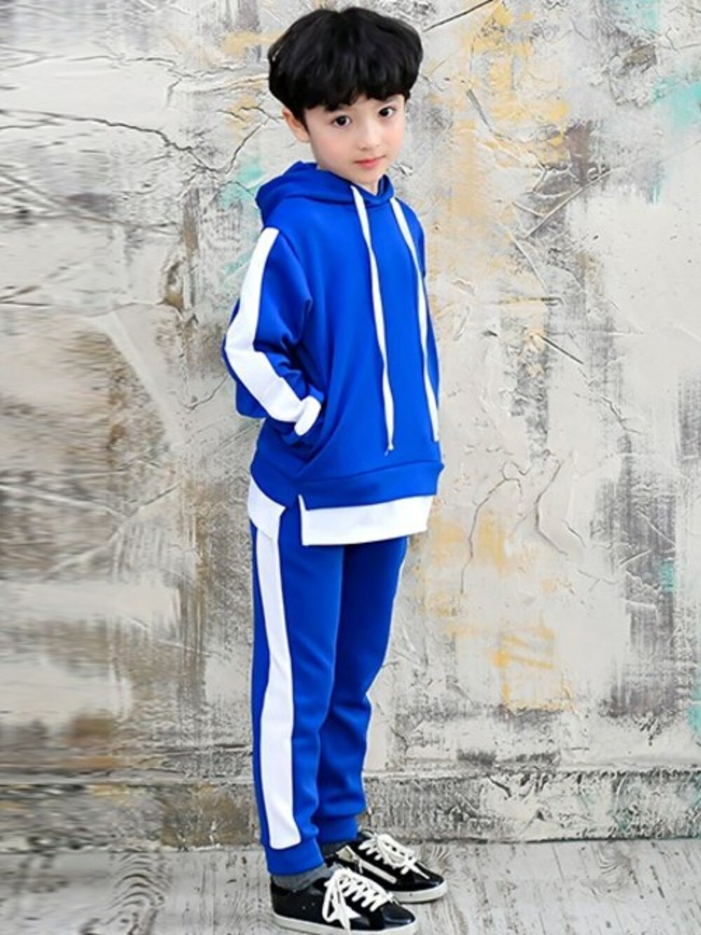 ブルー系のジャージを着用したキッズの冬コーディネートの1枚目の写真