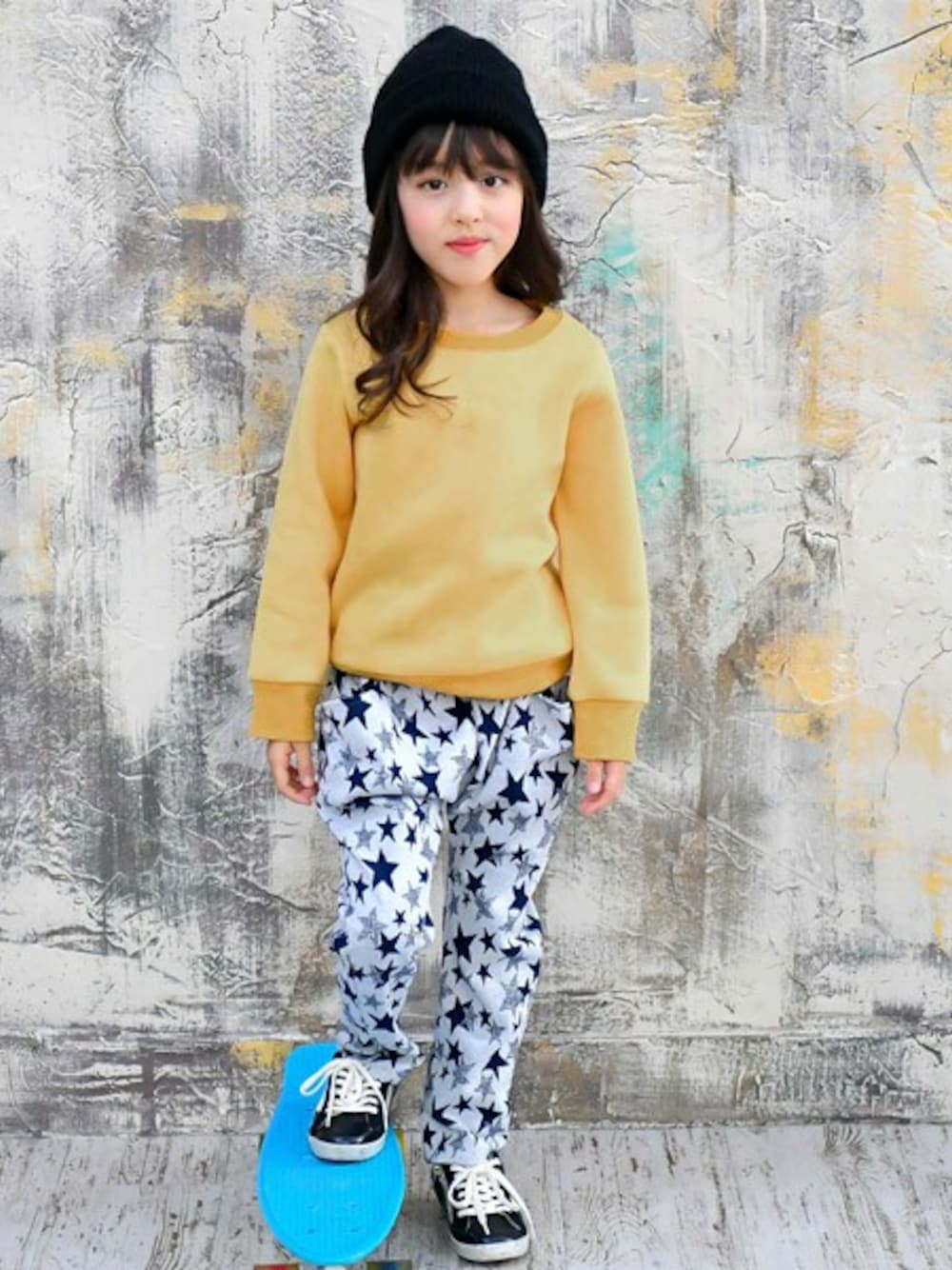 「柄パンツ、メンズ、ストレッチパンツ、ユニセックス、キッズコーデ、レディース、サルエル風パンツ、韓国子供服bee」｜「Bee des Beeの裏起毛無地トレーナー（スウェット、グリーン系）」を使った、子供服Beeさん（キッズ・120cm）の冬コーディネートの1枚目の写真