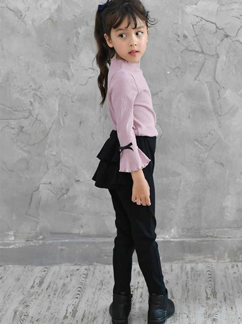 「フリル、子供服、韓国子供服、女の子コーデ、袖リボン、韓国ファッション、リブT、子供服Bee、メロウ」｜「Bee des Beeの袖リボンリブカットソー（Tシャツ/カットソー、ピンク系）」を使った、子供服Beeさん（キッズ・113cm）の春コーディネートの1枚目の写真