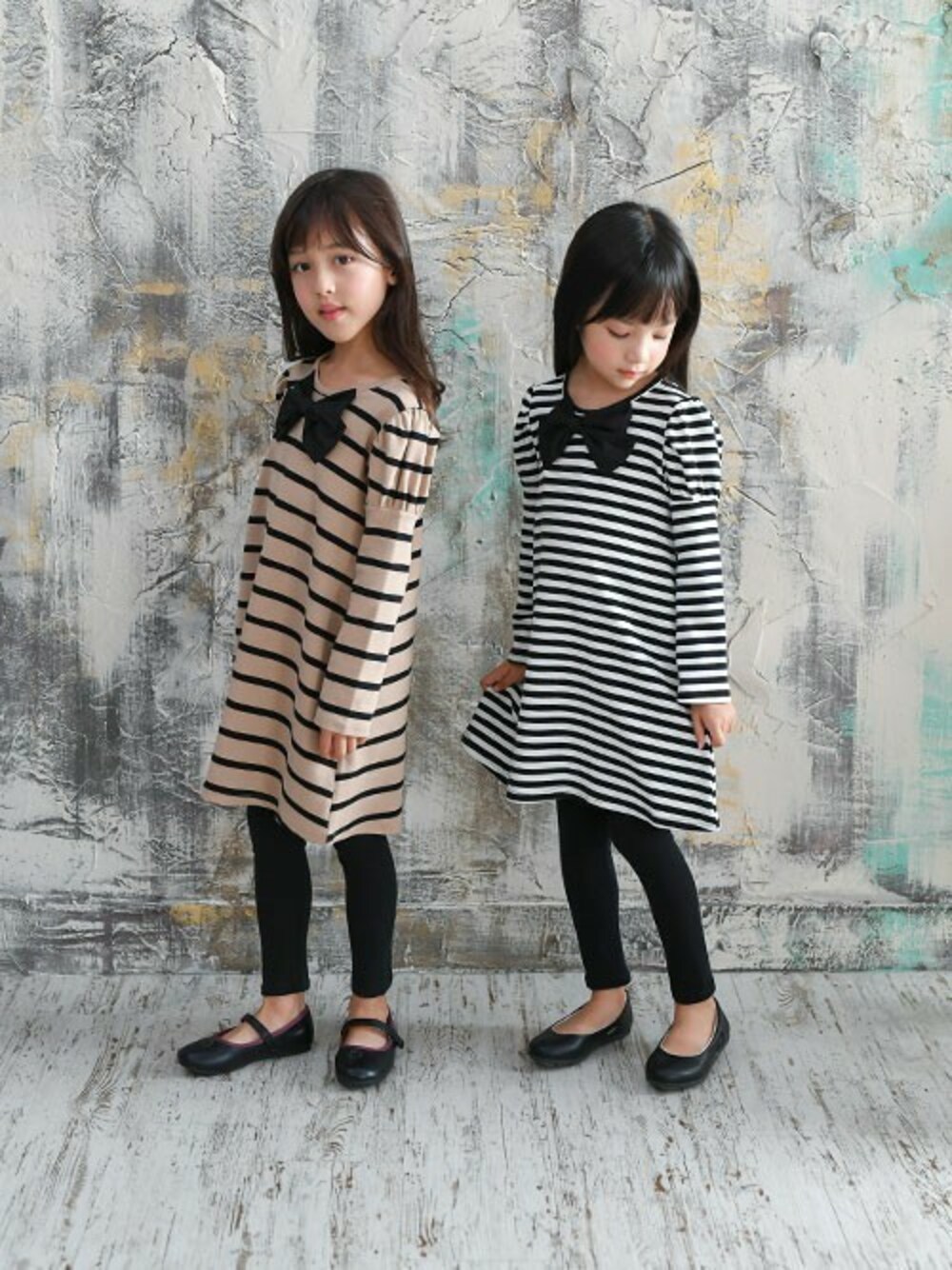 「ワンピース、キッズコーデ、双子コーデ、キッズファッション、子供服Bee」｜「Bee des Beeの長袖 ワンピース（ワンピース、ベージュ系）」を使った、子供服Beeさん（キッズ・120cm）の冬コーディネートの1枚目の写真