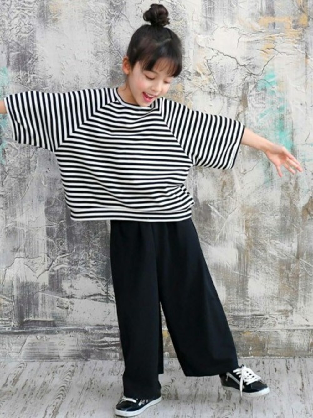 「ビッグシルエット、ボーダー、メンズ、キッズコーデ、韓国子供服、レディース、春夏コーデ、ビッグT、7分袖」｜「Bee des BeeのBIGトップス（Tシャツ/カットソー、ブラック系）」を使った、子供服Beeさん（キッズ・120cm）の春コーディネートの1枚目の写真