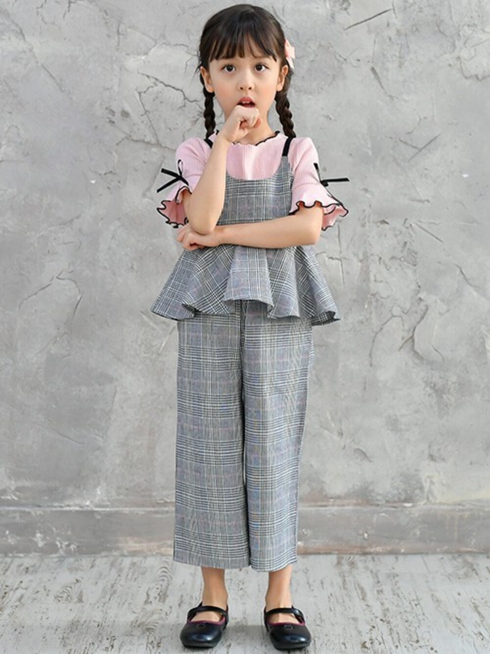 「#ガーリー、#カジュアル、#キッズコーデ、#リボン、＃子供服Bee、＃リブ」｜「Bee des Beeのリブ地 半袖トップス（Tシャツ/カットソー、ピンク系）」を使った、子供服Beeさん（キッズ・115cm）の春コーディネートの1枚目の写真