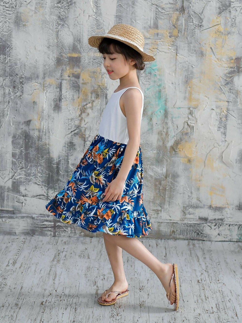 「ワンピース、タンクトップ、女の子、夏コーデ、タンクトップワンピース、子供服コーデ、子供服Bee」｜「Bee des Beeのタンクトップワンピース（ワンピース、その他）」を使った、子供服Beeさん（キッズ・110cm）の夏コーディネートの1枚目の写真