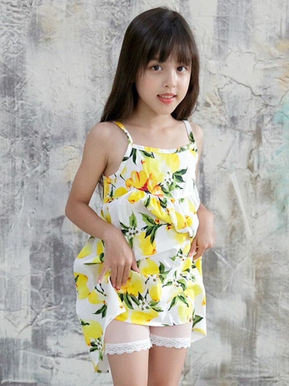 「ワンピース、夏、キッズコーデ、韓国子供服、キャミワンピ、レモン柄、ペチパンツ、キッズファッション、子供服Bee」｜「Bee des Beeのレモン柄キャミワンピ（ワンピース、ホワイト系）」を使った、子供服Beeさん（キッズ・122cm）の夏コーディネートの1枚目の写真