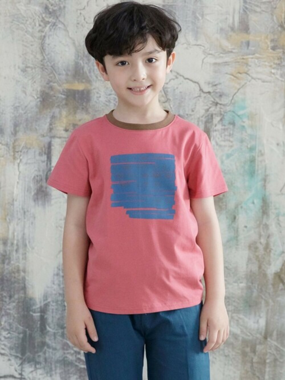 「プリントTシャツ、Tシャツ、韓国ファッション、子供服Bee」｜「Bee des BeeのロゴプリントTシャツ（Tシャツ/カットソー、レッド系）」を使った、子供服Beeさん（キッズ・120cm）の夏コーディネートの1枚目の写真