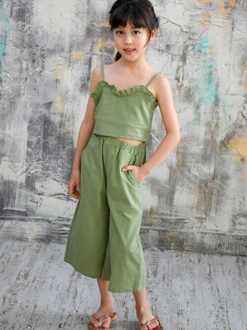 「セットアップ、キッズコーデ、韓国子供服、女の子、カジュアルコーデ、キッズファッション、子供服コーデ、子供服Bee」｜「Bee des Beeのセットアップ（キャミトップス＆ロングパンツ）（アンサンブル、グリーン系）」を使った、子供服Beeさん（キッズ・122cm）の夏コーディネートの1枚目の写真