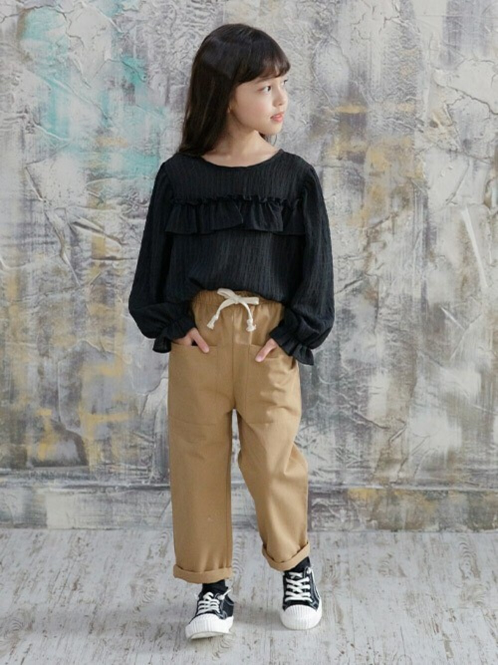 「kids、子供服、キッズコーデ、kidsfashion、キッズコーディネート、キッズファッション、子供服コーデ、キッズモデル、子供服ブランド、子供服Bee」｜「Bee des Beeの長袖トップス（シャツ/ブラウス、ブラック系）」を使った、子供服Beeさん（キッズ・120cm）の秋コーディネートの1枚目の写真