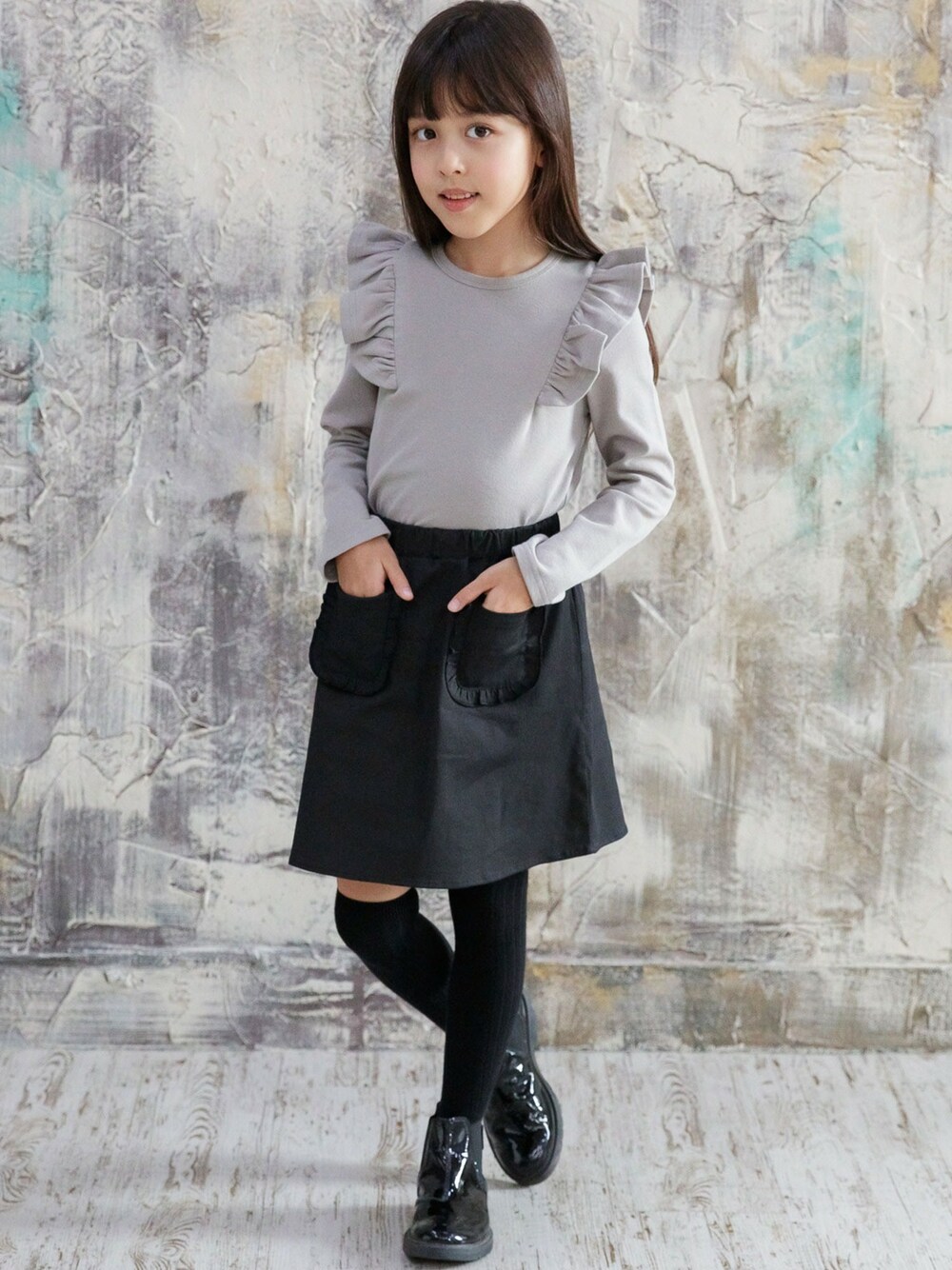 「トップス、フリル、子供服、韓国子供服、女の子コーデ、キッズファッション」｜「Bee des Beeのスカート（スカート、ブラック系）」を使った、子供服Beeさん（キッズ・120cm）の秋コーディネートの1枚目の写真