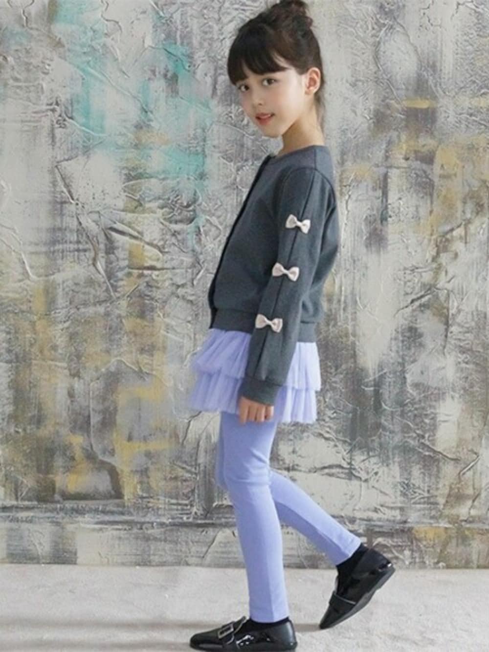 「カーディガン、リボン、子供服、キッズコーデ、ファッション、韓国子供服、子ども服」｜「Bee des Beeの3タイプのリボン付き長袖カーディガン（カーディガン/ボレロ、グレー系）」を使った、子供服Beeさん（レディース・122cm）の秋コーディネートの1枚目の写真