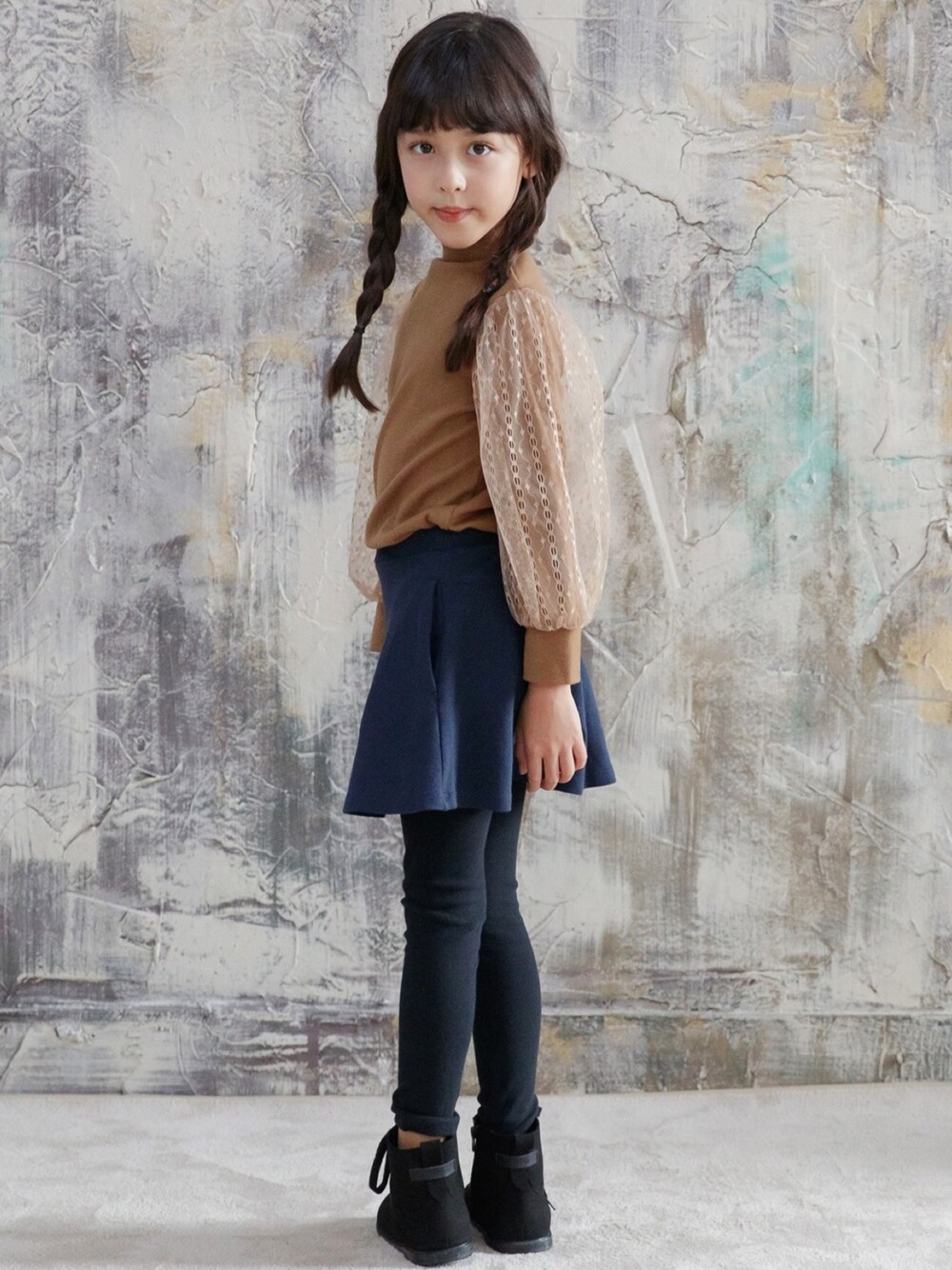 「こどもコーデ、韓国子供服、韓国ファッション、子供服、キッズコーデ、女の子コーデ、キッズファッション、トップス」｜「Bee des Beeの長袖トップス（Tシャツ/カットソー、ブラウン系）」を使った、子供服Beeさん（キッズ・120cm）の秋コーディネートの1枚目の写真