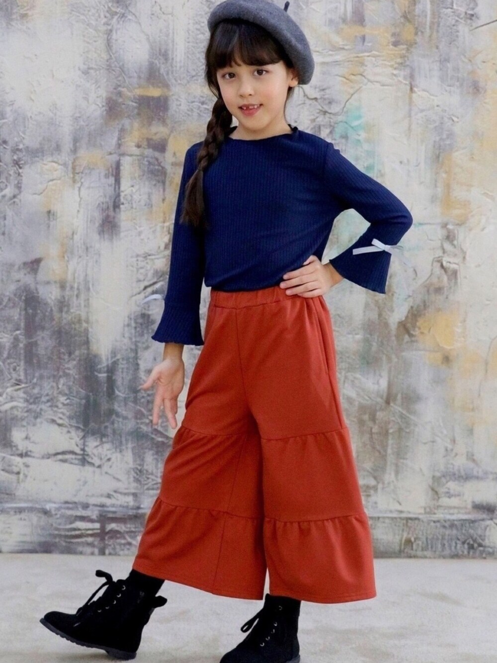 「韓国子供服、韓国ファッション、子供服、キッズコーデ、キッズファッション、リブニット、リボンブラウス、冬コーデ、女の子コーデ」｜「Bee des Beeの袖リボンリブカットソー（Tシャツ/カットソー、ブルー系）」を使った、子供服Beeさん（キッズ・120cm）の秋コーディネートの1枚目の写真