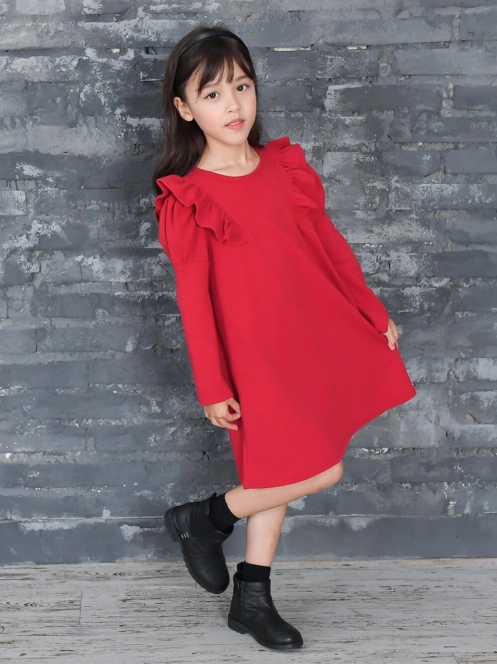「クリスマス、こどもコーデ、韓国ファッション、子供服、キッズコーデ、女の子コーデ、キッズファッション、ワンピース」｜「Bee des Beeのアイテム（ワンピース、レッド系）」を使った、子供服Beeさん（キッズ・120cm）の冬コーディネートの1枚目の写真