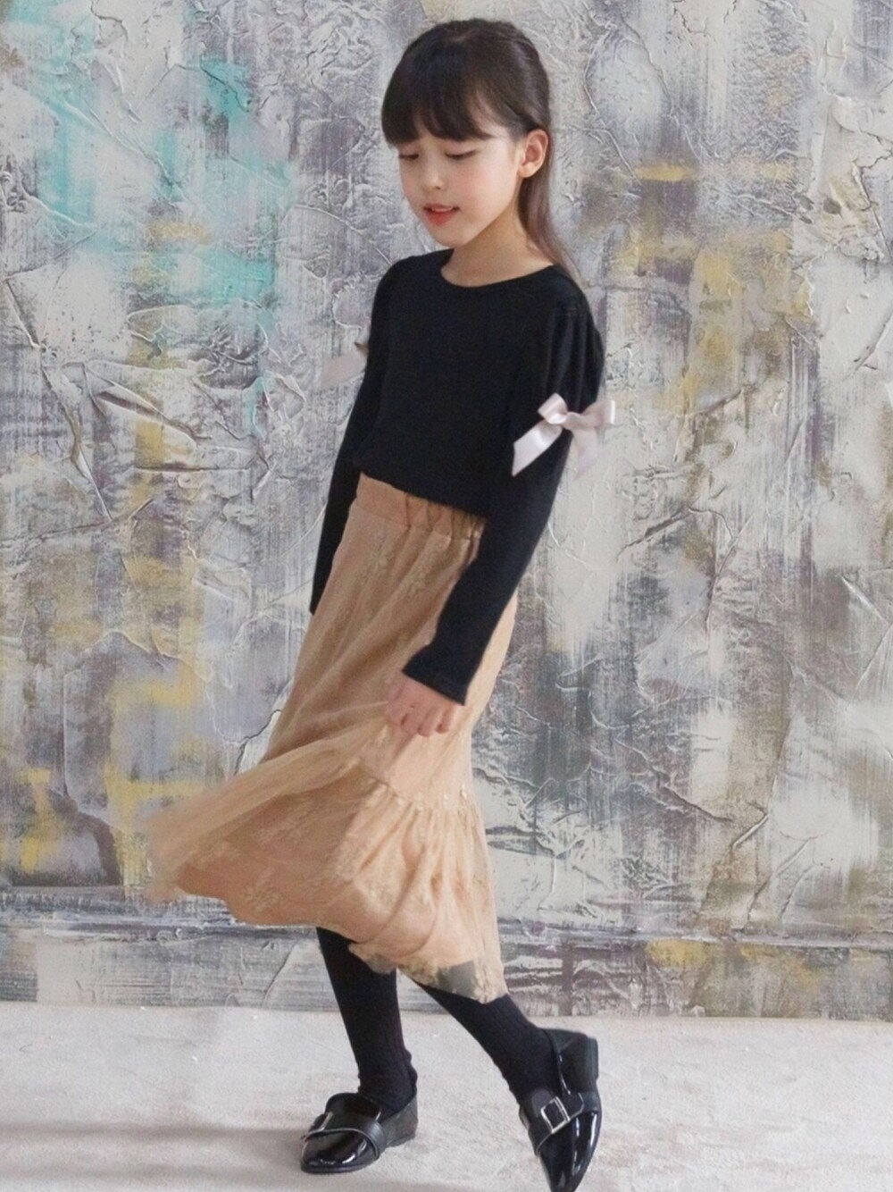「こどもコーデ、韓国子供服、韓国ファッション、子供服、キッズコーデ、女の子コーデ、キッズファッション、トップス」｜「Bee des Beeの長袖トップス（シャツ/ブラウス、ブラック系）」を使った、子供服Beeさん（キッズ・120cm）の冬コーディネートの1枚目の写真